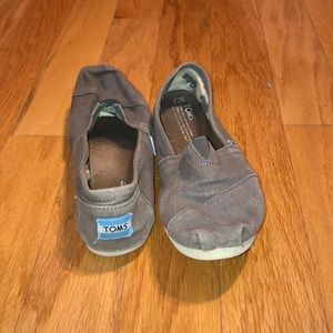 gray TOMS
